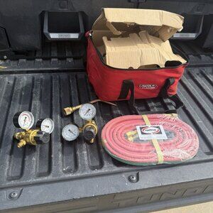 Lincoln Electric Oxygen Cutting 12 Ft Hoses 9/16 Fittings, Gauges. Carrying Bag